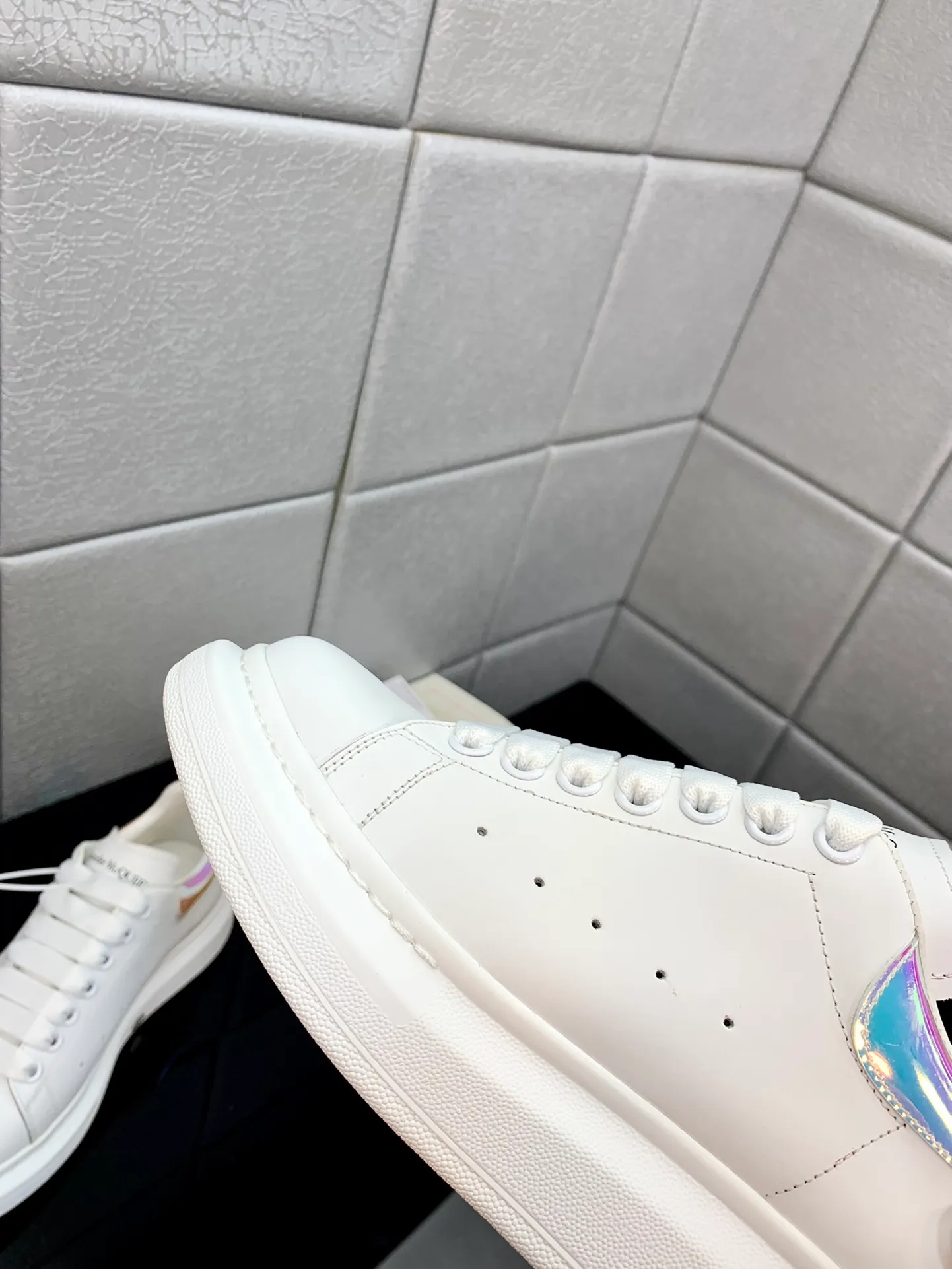 👟👟Ex-factory price 480👟👟 2022 latest upgraded version The latest McQueen white shoes original 1⃣: 1⃣ perfect replica ☑Deliver the latest counter full set of packaging 🎁Full series of color styles are constantly updated🥳🥳 🔺Fabric: Customized original matte silk cowhide 🔺Inner: imported water-dyed sheepskin lining/original customized soft cowhide cushion 🔺Feet: super clear high temperature air pressure logo➕soft latex pad 🔺Outsole: rubber T👟👟Ex-factory price U vacuum bottom/I👟👟Ex-factory price foam original bottom, thick bottom about 4cm 🔺Size: Female M34-40 Male M39-45